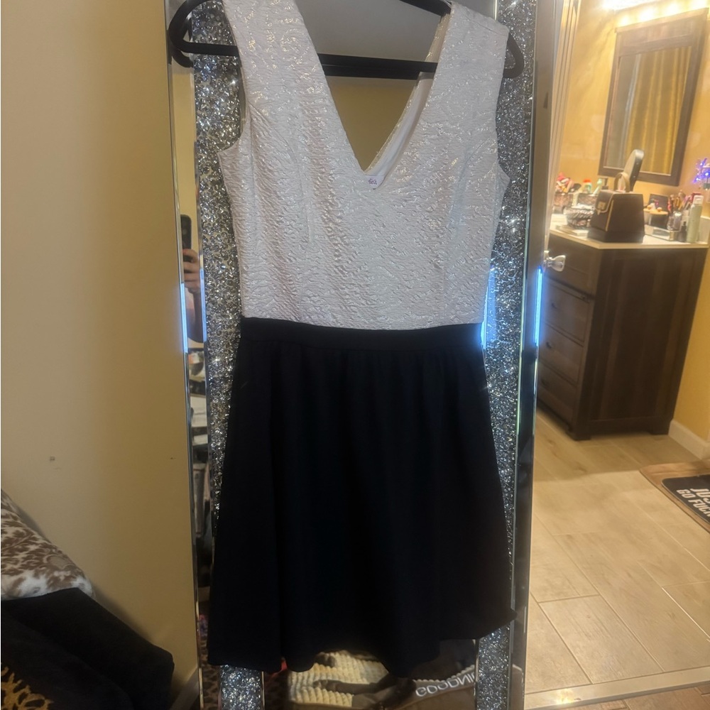 Elegant Black and White Sleeveless Dress